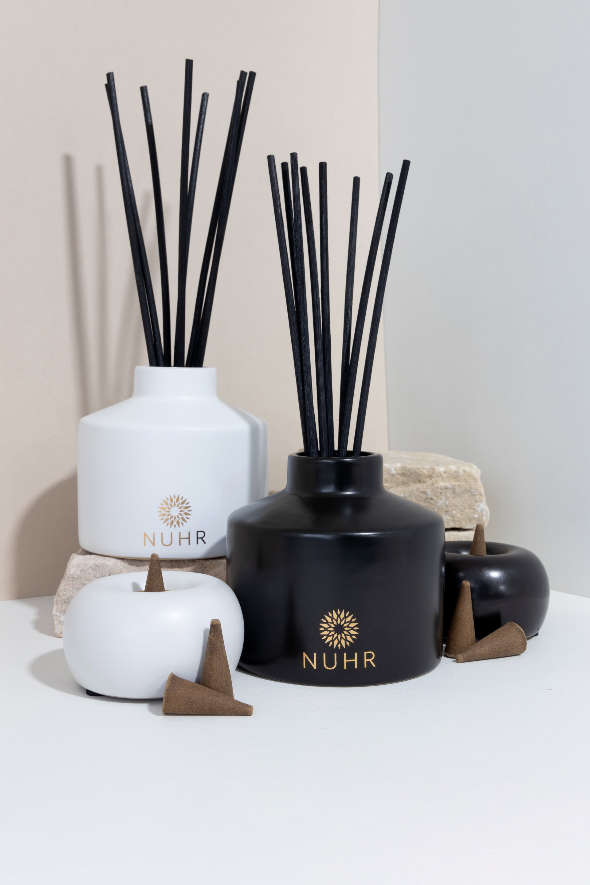 Diffuseur à rose et oud 200 ml / 400 ml dans un support en céramique noir ou blanc
