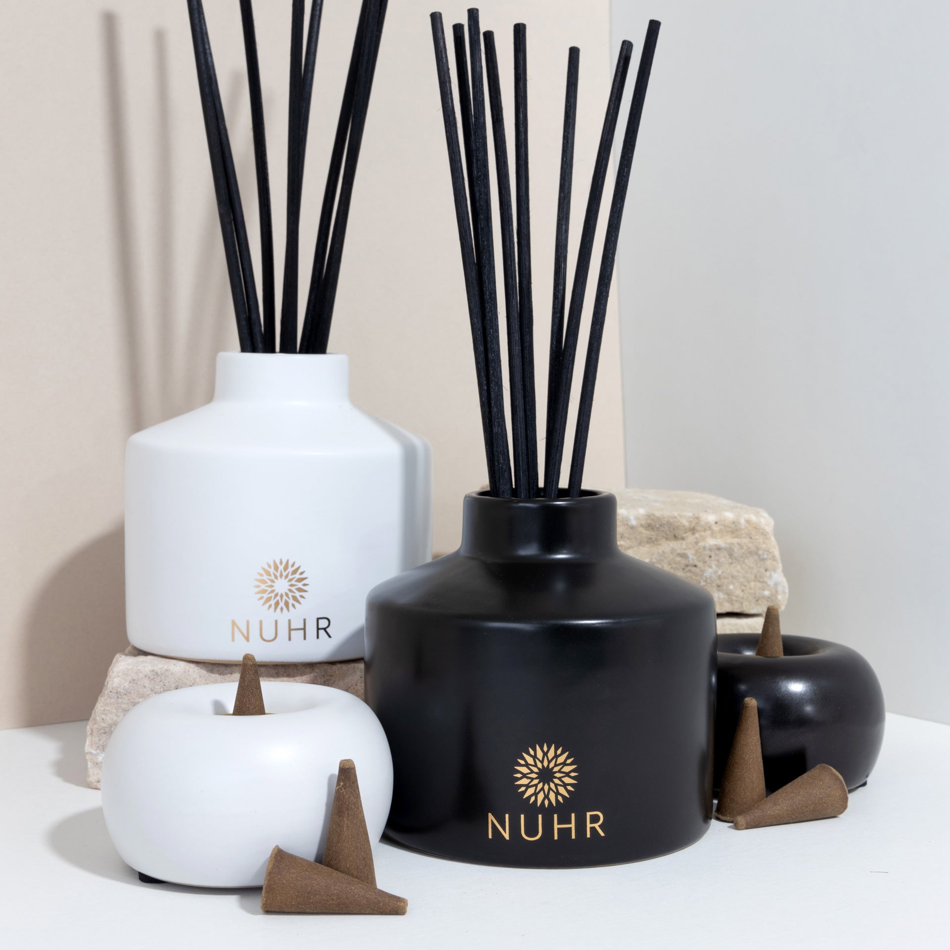 Diffuseur à rose et oud 200 ml / 400 ml dans un support en céramique noir ou blanc